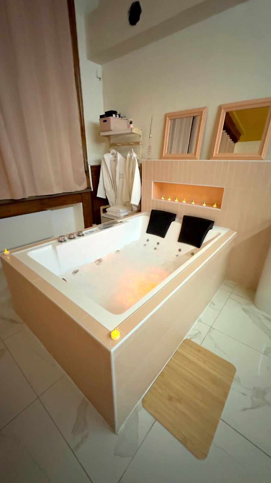 Balnéo privative de la Suite Rose, spa privatif près de Wasquehal
