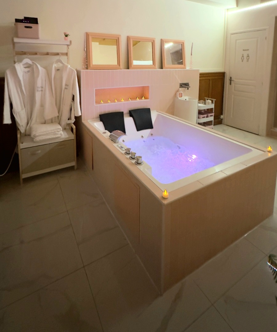 Balnéo du spa privatif Suite Rose près de Wasquehal