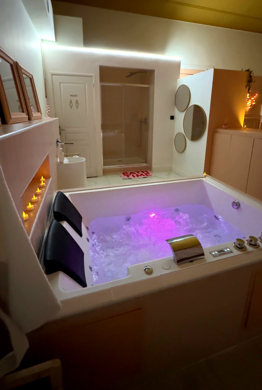 Vue d'ensemble de l'espace jacuzzi privatif