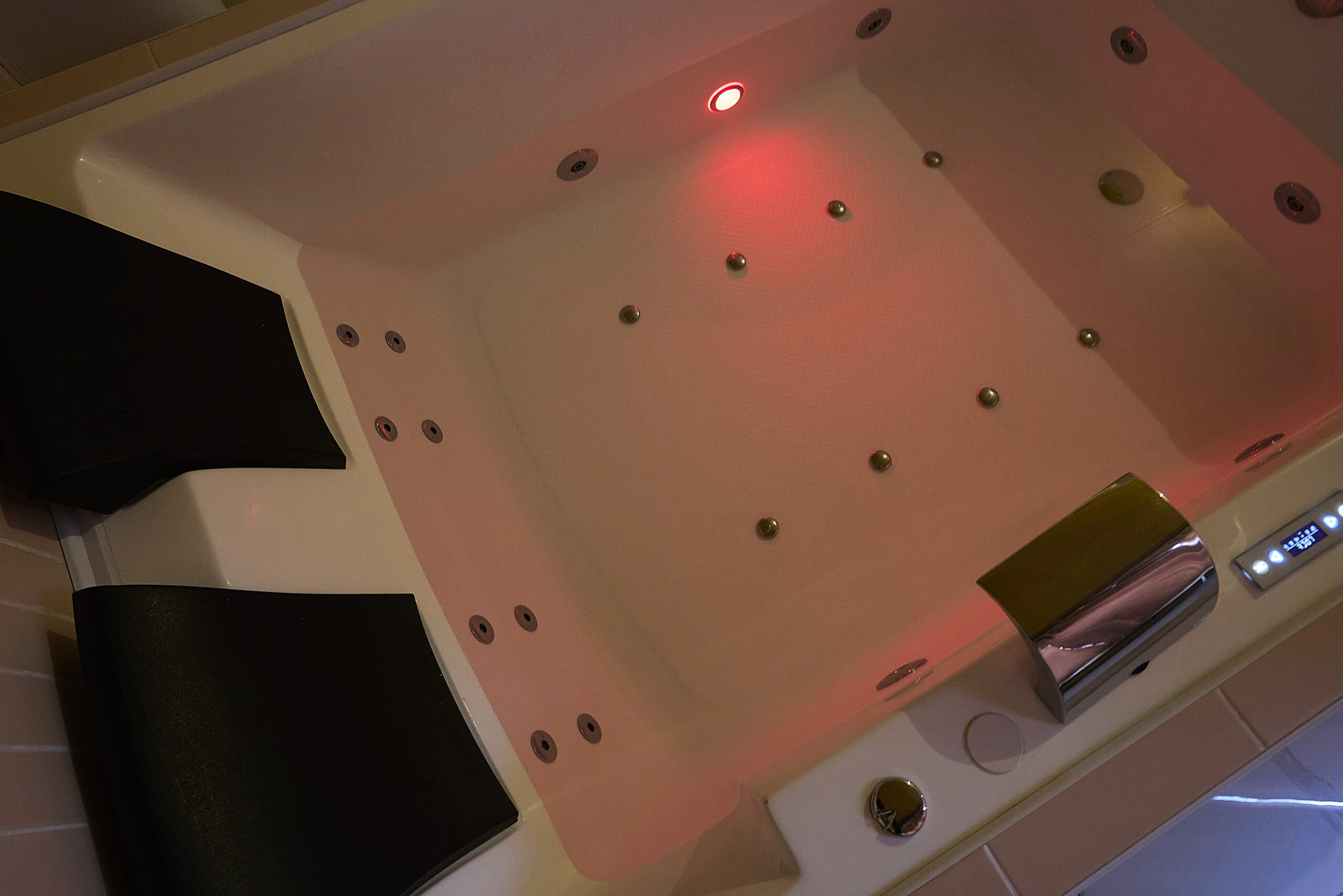 Depuis le lit, vue directe sur le jacuzzi