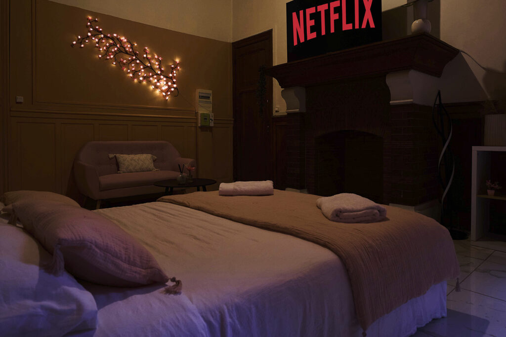 Chambre de nuit avec télévision connectée et guirlande lumineuse