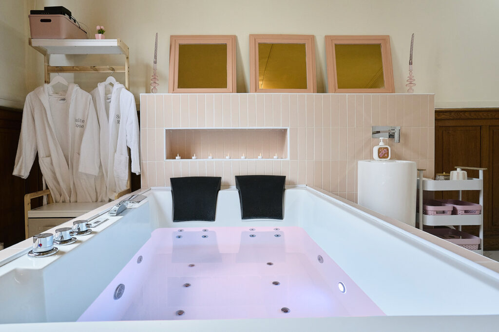 Baignoire balnéo pour deux face aux miroirs dorés