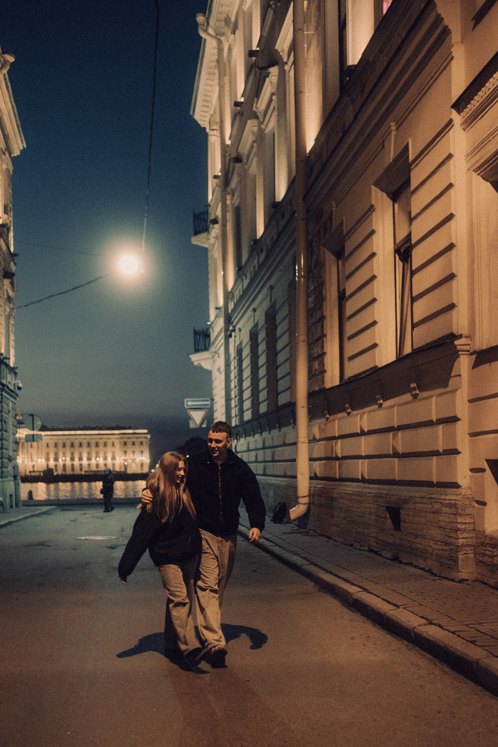 Couple marchant dans une rue de la ville la nuit