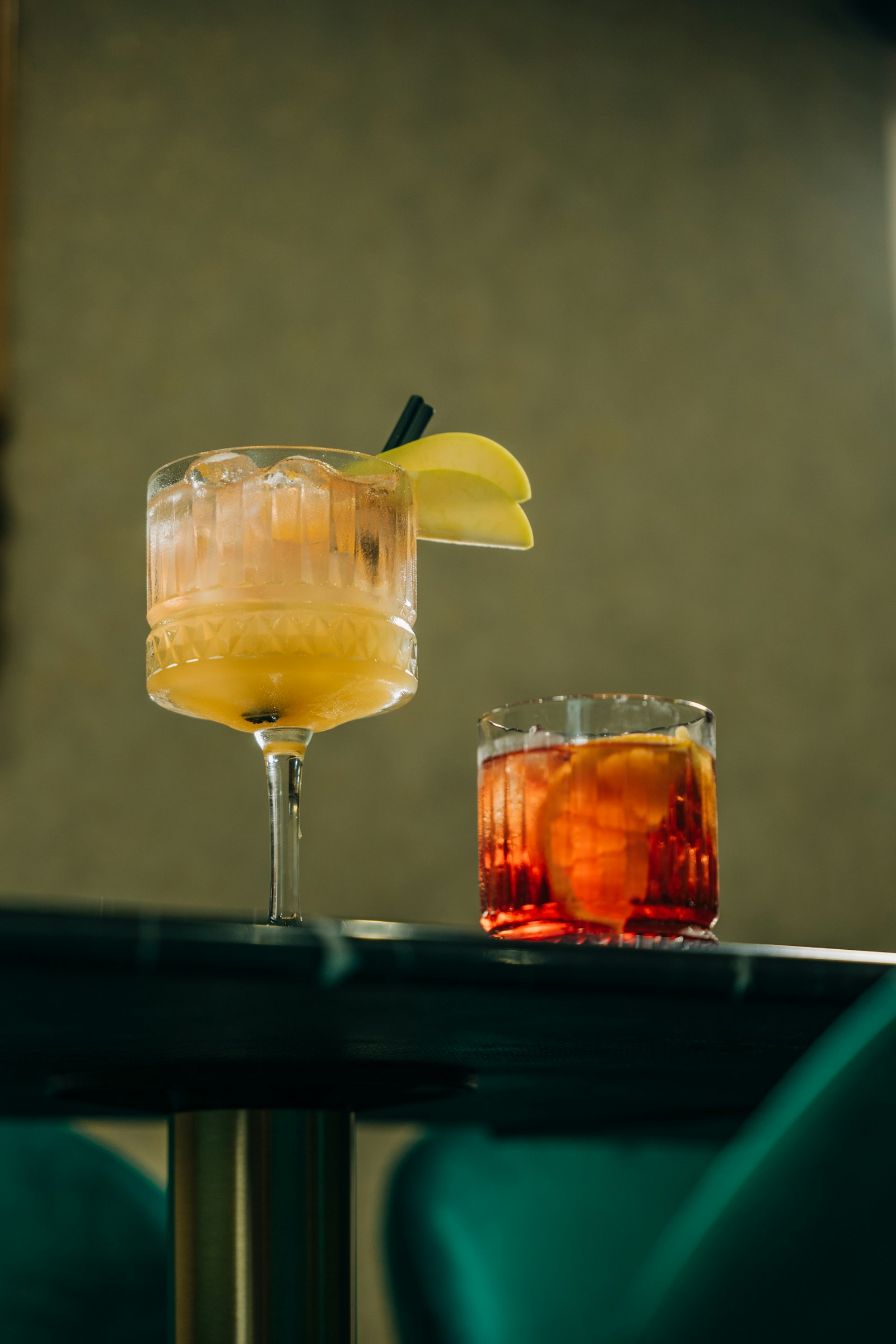 Cocktails sur une table de bar pour une soirée à deux