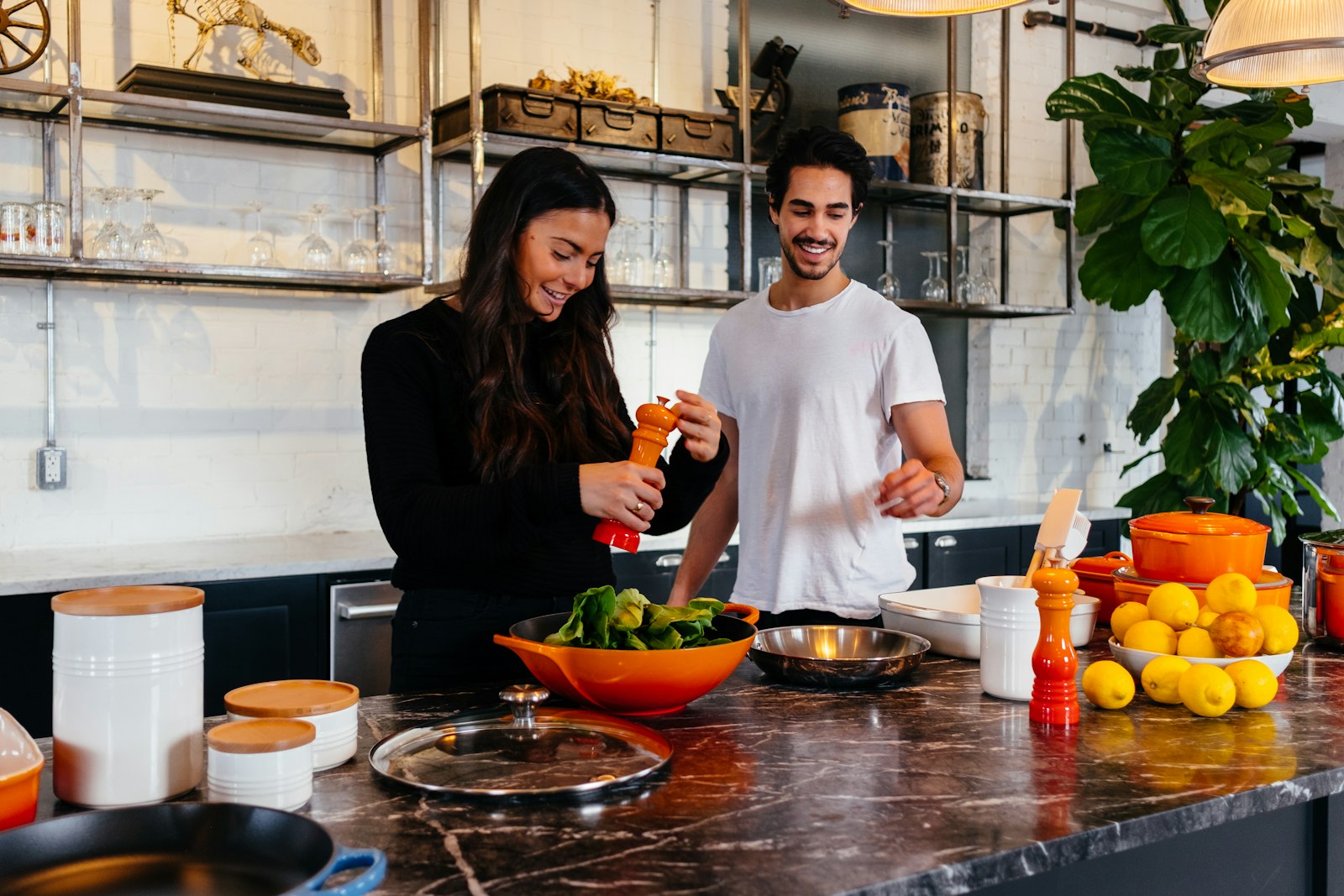 Couple cuisinant ensemble pendant un atelier