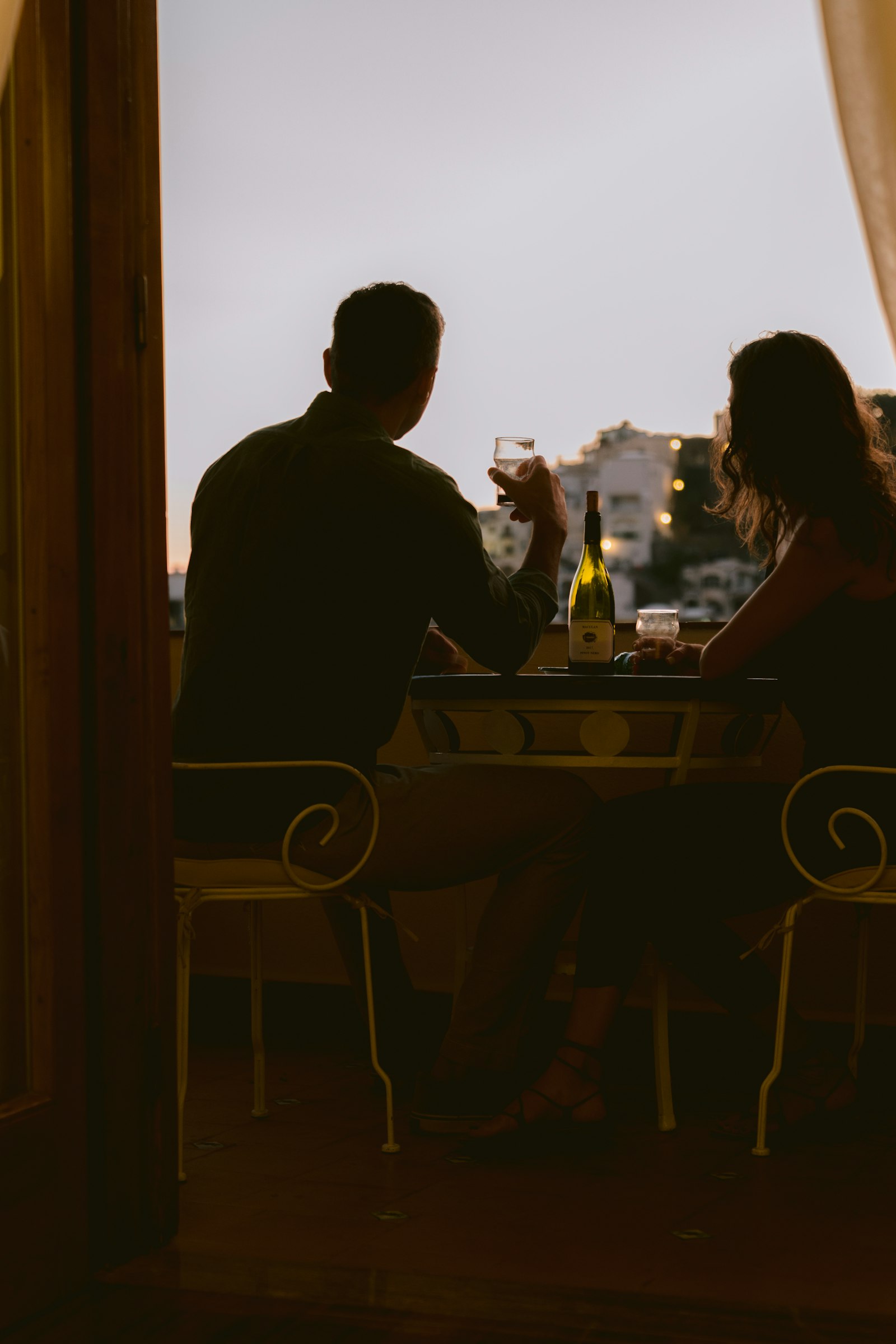Couple attablé pour un dîner romantique